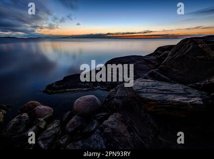 Splendida vista sulla costa rocciosa e sul Mar Baltico a Hanko, Finlandia, al tramonto d'estate. Foto Stock
