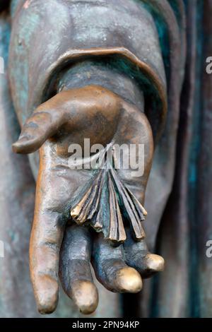 Particolare della scultura : stigma in mano a Cristo. Chiesa cattolica Gesu. Foto Stock