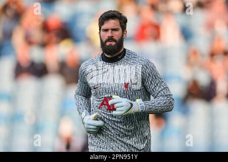 Alisson Becker #1 di Liverpool durante il warm up pre-partita in vista della partita della Premier League Leeds United vs Liverpool a Elland Road, Leeds, Regno Unito, 17th aprile 2023 (Foto di Mark Cosgrove/News Images) in, il 4/17/2023. (Foto di Mark Cosgrove/News Images/Sipa USA) Credit: Sipa USA/Alamy Live News Foto Stock