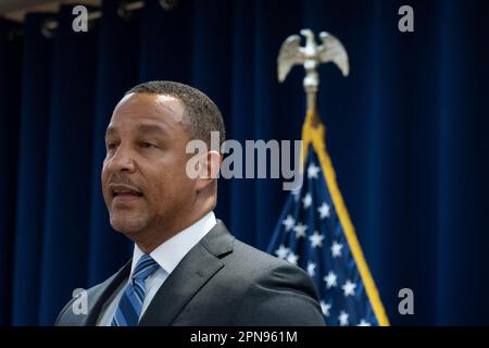 Brooklyn, New York, USA, 17th aprile 2023. STATI UNITI Il Procuratore Breon Peace annuncia l'arresto di 2 newyorkesi che presumibilmente aiutarono una stazione segreta della polizia cinese a Chinatown di Manhattan. Meir Chaimowitz/Alamy Live News Foto Stock