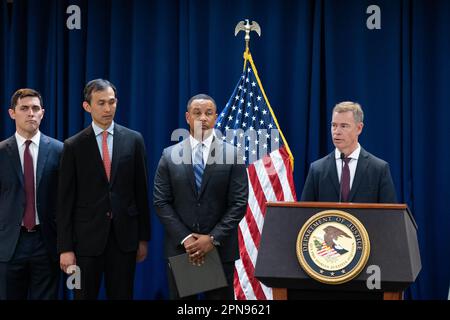 Brooklyn NY, USA, 17th aprile 2023, Matthew G. Olsen, Assistente procuratore generale degli Stati Uniti annuncia l'arresto di 2 newyorkesi che presumibilmente hanno aiutato una stazione segreta della polizia cinese a Chinatown di Manhattan. Meir Chaimowitz/Alamy Live News Foto Stock