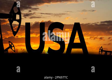 Canta rubli e segni di olio sullo sfondo del bellissimo tramonto. Acquisto e vendita di petrolio greggio per rublo.. Foto Stock