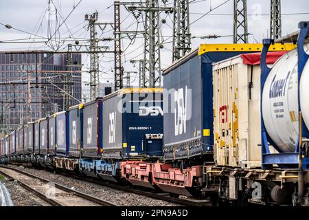 Treno merci, su un binario ad ovest della stazione centrale di Francoforte sul meno, binario, segnaletica, linee aeree, Assia, Germania Foto Stock