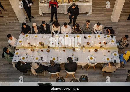 Bruxelles, Belgio. 17th Apr, 2023. Il primo ministro Alexander De Croo ha illustrato durante una cena Iftar, la cena in cui i musulmani concludono il digiuno quotidiano del Ramadan al tramonto, organizzato dall'organizzazione giovanile della capitale a Bruxelles lunedì 17 aprile 2023. BELGA PHOTO HATIM KAGHAT Credit: Belga News Agency/Alamy Live News Foto Stock