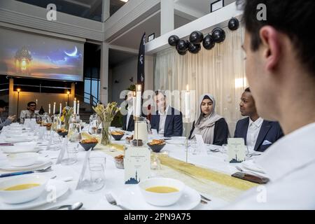 Bruxelles, Belgio. 17th Apr, 2023. Il primo ministro Alexander De Croo ha illustrato durante una cena Iftar, la cena in cui i musulmani concludono il digiuno quotidiano del Ramadan al tramonto, organizzato dall'organizzazione giovanile della capitale a Bruxelles lunedì 17 aprile 2023. BELGA PHOTO HATIM KAGHAT Credit: Belga News Agency/Alamy Live News Foto Stock