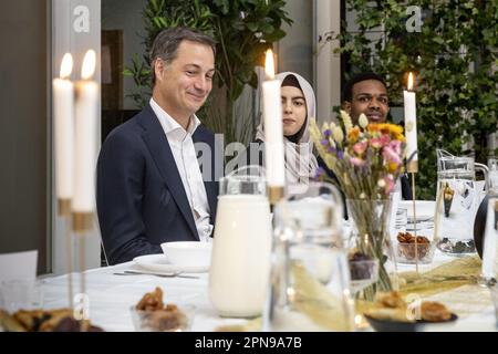 Bruxelles, Belgio. 17th Apr, 2023. Il primo ministro Alexander De Croo ha illustrato durante una cena Iftar, la cena in cui i musulmani concludono il digiuno quotidiano del Ramadan al tramonto, organizzato dall'organizzazione giovanile della capitale a Bruxelles lunedì 17 aprile 2023. BELGA PHOTO HATIM KAGHAT Credit: Belga News Agency/Alamy Live News Foto Stock