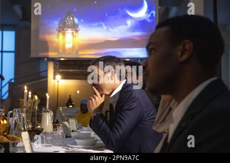 Bruxelles, Belgio. 17th Apr, 2023. Il primo ministro Alexander De Croo ha illustrato durante una cena Iftar, la cena in cui i musulmani concludono il digiuno quotidiano del Ramadan al tramonto, organizzato dall'organizzazione giovanile della capitale a Bruxelles lunedì 17 aprile 2023. BELGA PHOTO HATIM KAGHAT Credit: Belga News Agency/Alamy Live News Foto Stock