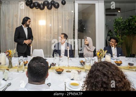 Bruxelles, Belgio. 17th Apr, 2023. Il primo ministro Alexander De Croo ha illustrato durante una cena Iftar, la cena in cui i musulmani concludono il digiuno quotidiano del Ramadan al tramonto, organizzato dall'organizzazione giovanile della capitale a Bruxelles lunedì 17 aprile 2023. BELGA PHOTO HATIM KAGHAT Credit: Belga News Agency/Alamy Live News Foto Stock