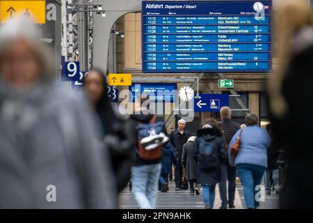 Sala della stazione, bacheca, orario, viaggiatori nella stazione centrale di Francoforte sul meno, Assia, Germania, Foto Stock