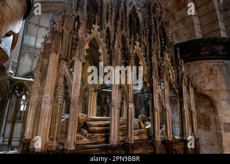 Gloucester, Regno Unito. 13th aprile 2023. La tomba di Re Edoardo II è raffigurata nella Cattedrale di Gloucester. Il re Edoardo II (1284-1327) morì al castello di Berkeley e il monumento a lui nella cattedrale di Gloucester, fatto di pietra calcarea di Cotswold e marmo di Purbeck divenne un luogo di pellegrinaggio per molti decenni dopo la sua morte. Credit: Notizie dal vivo di Mark Kerrison/Alamy Foto Stock