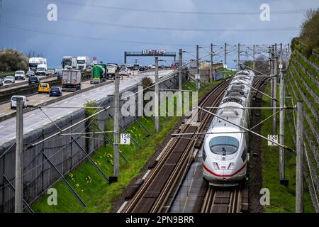 Autostrada A3 nei pressi di Flörsheim, prima dello svincolo autostradale di Mönchhof, restringimento delle corsie a causa di lavori stradali, linea FERROVIARIA ICE, GHIACCIO sulla strada per F Foto Stock