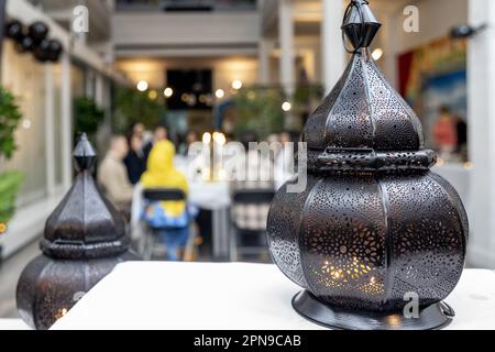 Bruxelles, Belgio. 17th Apr, 2023. L'immagine mostra una cena Iftar, la cena in cui i musulmani terminano il digiuno quotidiano del Ramadan al tramonto, organizzata dall'organizzazione giovanile della capitale a Bruxelles lunedì 17 aprile 2023. BELGA PHOTO HATIM KAGHAT Credit: Belga News Agency/Alamy Live News Foto Stock