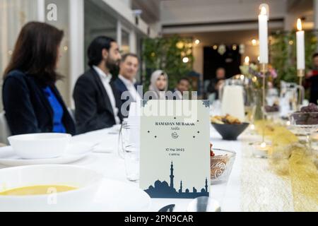 Bruxelles, Belgio. 17th Apr, 2023. L'immagine mostra una cena Iftar, la cena in cui i musulmani terminano il digiuno quotidiano del Ramadan al tramonto, organizzata dall'organizzazione giovanile della capitale a Bruxelles lunedì 17 aprile 2023. BELGA PHOTO HATIM KAGHAT Credit: Belga News Agency/Alamy Live News Foto Stock