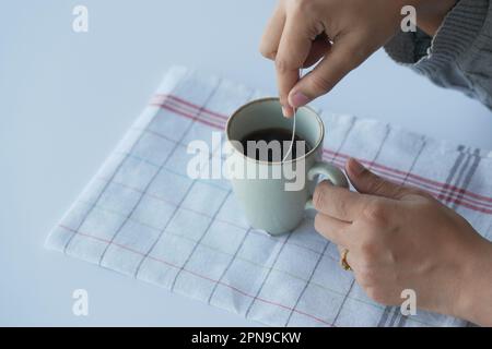 le donne tengono una tazza di tè verde Foto Stock