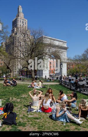 La folla si gode del Washington Square Park in un bel giorno di primavera, Greenwich Village, New York City. Foto Stock