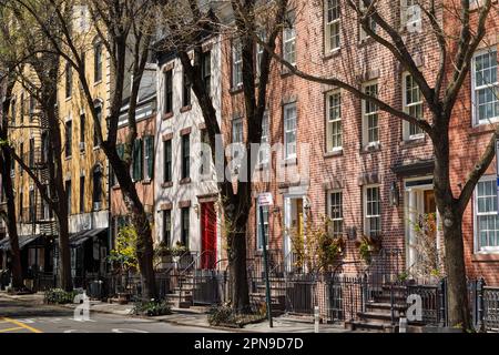 Commerce Street, nota anche come Cherry Lane, pittoresche case in mattoni a Greenwich Village, New York City. Foto Stock