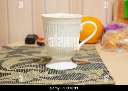 tazza di tè e biscotti al tavolo la mattina per la colazione Foto Stock