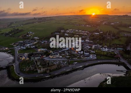 Timoleague, West Cork, Irlanda. 17th Apr, 2023. Il sole tramonta sul villaggio di Timoleague, nella parte occidentale di Cork, dopo una giornata di sole nella zona. Credit: AG News/Alamy Live News Foto Stock