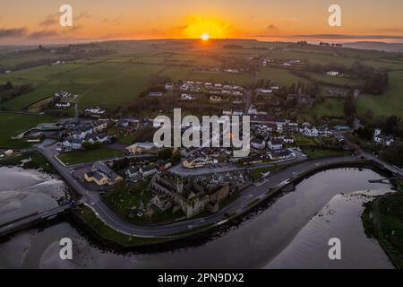 Timoleague, West Cork, Irlanda. 17th Apr, 2023. Il sole tramonta sul villaggio di Timoleague, nella parte occidentale di Cork, dopo una giornata di sole nella zona. Credit: AG News/Alamy Live News Foto Stock