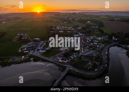 Timoleague, West Cork, Irlanda. 17th Apr, 2023. Il sole tramonta sul villaggio di Timoleague, nella parte occidentale di Cork, dopo una giornata di sole nella zona. Credit: AG News/Alamy Live News Foto Stock