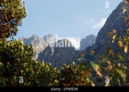 Cime delle Ande peruviane, come si vede dal sentiero Inca Foto Stock