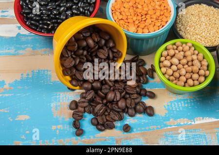 Vari tipi di fagioli, legumi, cereali e cereali. Foto Stock