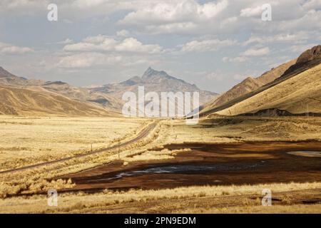 La vista da Abra la Raja, un punto di vista sul confine dei dipartimenti di Cusco e Puno in Perù Foto Stock