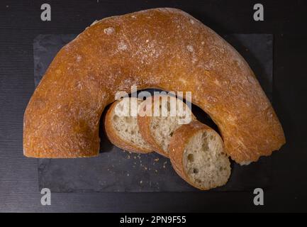 Fette di pane con briciole su sfondo nero. Vista frontale. Piatti fatti in casa. Foto Stock