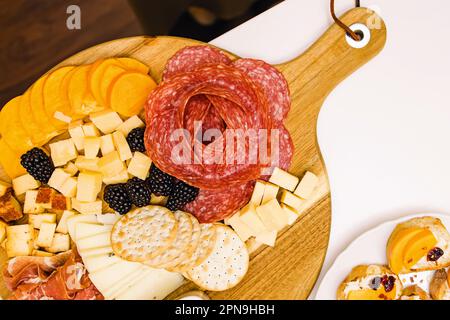 Cibo per feste, salumi e formaggi, vista dall'alto Foto Stock