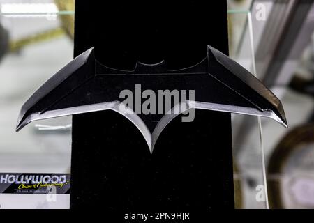 Beverly Hills, Stati Uniti. 17th Apr, 2023. Oggetti d'asta classici e contemporanei di Hollywood presso Julien's Auctions. Prop. Batman (Foto di Ted Soqui USA) Credit: Sipa USA/Alamy Live News Foto Stock