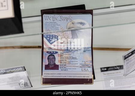 Beverly Hills, Stati Uniti. 17th Apr, 2023. Oggetti d'asta classici e contemporanei di Hollywood presso Julien's Auctions. Passaporto USA di Jerry Lewis. (Foto di Ted Soqui USA) Credit: Sipa USA/Alamy Live News Foto Stock