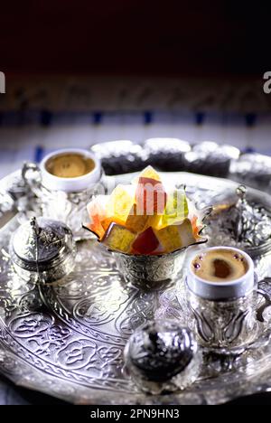 Primo piano di delizie turche e caffè turchi in un vassoio e tazze in stile ottomano Foto Stock