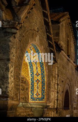 Particolare dell'affresco sopra l'ingresso della chiesa bizantina di Kapnikarea, ad Atene, Grecia. Fa parte dell'arco principale della porta anteriore. Foto Stock