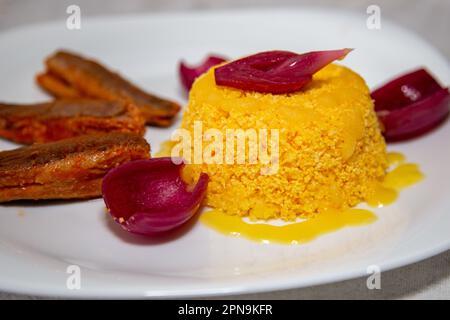 Couscous tradizionale con sardine e cipolle sottaceto. Piatto brasiliano popolare Foto Stock