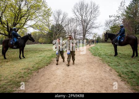 2023, aprile 16th. Massachusetts. 10th° anniversario della dura Ruck Marathon della Military Friends Foundation, organizzata con la Boston Marathon Associo. Foto Stock