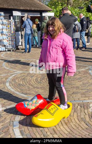 Giovane ragazza in zoccoli giganti, Keukenhof Gardens, Lisse, South Holland (Zuid-Holland), Regno dei Paesi Bassi Foto Stock