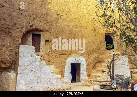 Matmata, una città berbera con abitazioni sotterranee uniche in Tunisia Foto Stock