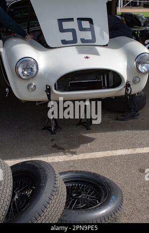 AC Cobra con cofano aperto al Members' Meeting al Goodwood Motor Circuit di West Sussex, Regno Unito. Foto Stock