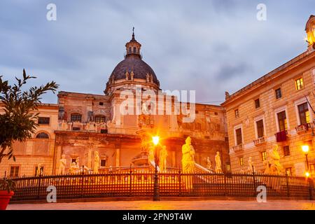 Immagine del paesaggio urbano di Palermo con la famosa Fontana Pretoriana chiamata Piazza della Vergogna situata in Piazza Pretoria al tramonto. Sicilia, Italia Foto Stock