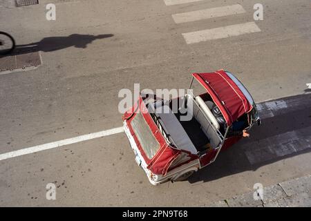 Vista dall'alto del tradizionale taxi Ape a 3 ruote parcheggiato nel centro di Palermo, in Sicilia Foto Stock