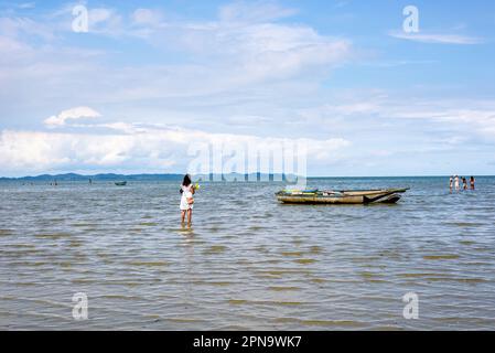 Santo Amaro, Bahia, Brasile - 15 maggio 2022: Gli appassionati di candele sono visti sulla spiaggia di Itapema durante le celebrazioni di Bembe do Mercado nella città di Santo Amar Foto Stock