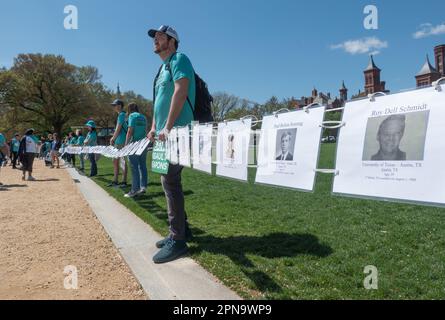 Washington, DC - 17 aprile 2023. Sezione della serie di foto di coloro che sono stati uccisi in massacro - bambini, insegnanti, altri - mentre i dimostranti si riuniscono prima di marciare al campidoglio degli Stati Uniti per chiedere al Congresso di approvare un divieto federale sulle armi d'assalto. Organizzato entro il 4 marzo, un gruppo di sostenitori senza scopo di lucro composto da genitori ed educatori, con l’obiettivo di un divieto federale sulle armi d’assalto, tra cui l’AR-15s utilizzato in così tanti massacro. Foto Stock