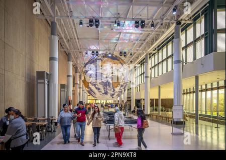 Houston, Texas - 7 aprile 2023: Atrio principale presso il Museo di Scienze naturali di Houston. Foto Stock