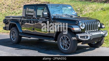 Un nuovo Jeep Gladiator in vendita presso una concessionaria a Monroeville, Pennsylvania, USA Foto Stock