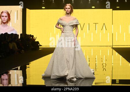 Milano, Italia. 15th Apr, 2023. SI SPOSAITALIA Collezioni 2023, settimana nuziale a Fieramilano, Milano, 15 2023 aprile. Presentazione di abiti da sposa e cerimonia. Nella foto: Mostra di moda di Dovita. (Foto di Laura Villani/Sipa USA) Credit: Sipa USA/Alamy Live News Foto Stock