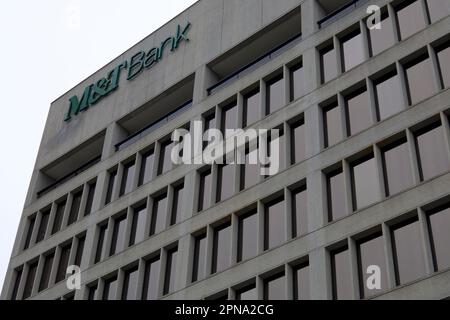 Esterno della M&T Bank a Worcester, Massachusetts, USA. Edificio in cemento con finestre in una giornata nuvolosa. Foto Stock