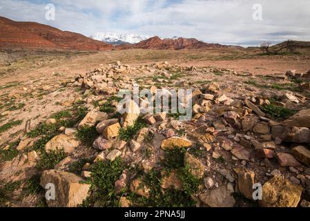 Harrisburg, Utah, città fantasma degli Stati Uniti nel sud dello Utah. Montagne Pine Valley coperte di neve sullo sfondo. Foto Stock