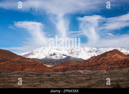 Harrisburg, Utah, città fantasma degli Stati Uniti nel sud dello Utah. Montagne Pine Valley coperte di neve sullo sfondo. Foto Stock