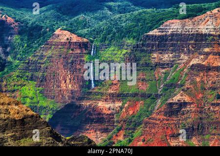 Le bellissime cascate di Waipoo si trovano al Waimea Canyon, a Kuaui. Foto Stock