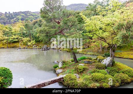 Kyoto, aprile 2023 il giardino Sogenchi e lo stagno sogen chi disegnato da Muso Soseki che ha progettato il Tempio Tenryu Ji , il buddismo della setta rinzai, Kyoto, Giappone Foto Stock